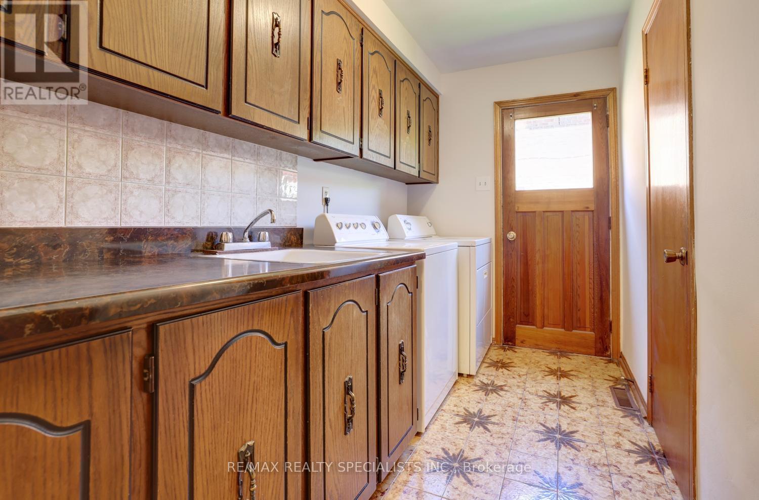 1626 Sherwood Forrest Circle, Mississauga, Ontario  L5K 2G7 - Photo 16 - W13560438