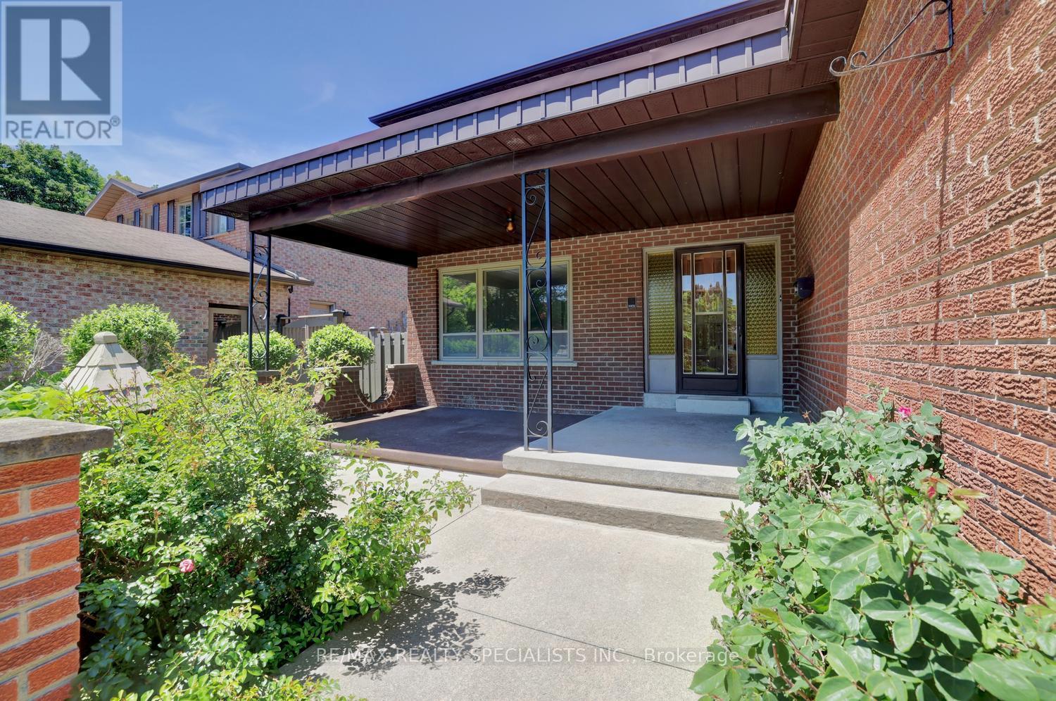 1626 Sherwood Forrest Circle, Mississauga, Ontario  L5K 2G7 - Photo 3 - W13560438