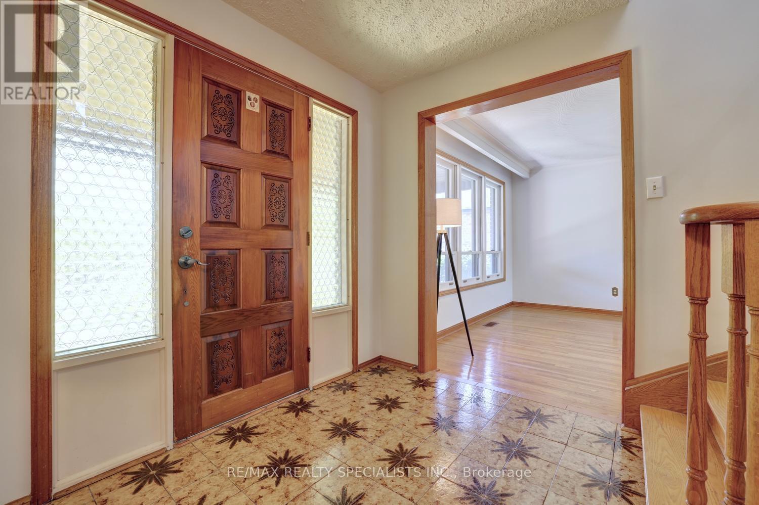 1626 Sherwood Forrest Circle, Mississauga, Ontario  L5K 2G7 - Photo 4 - W13560438