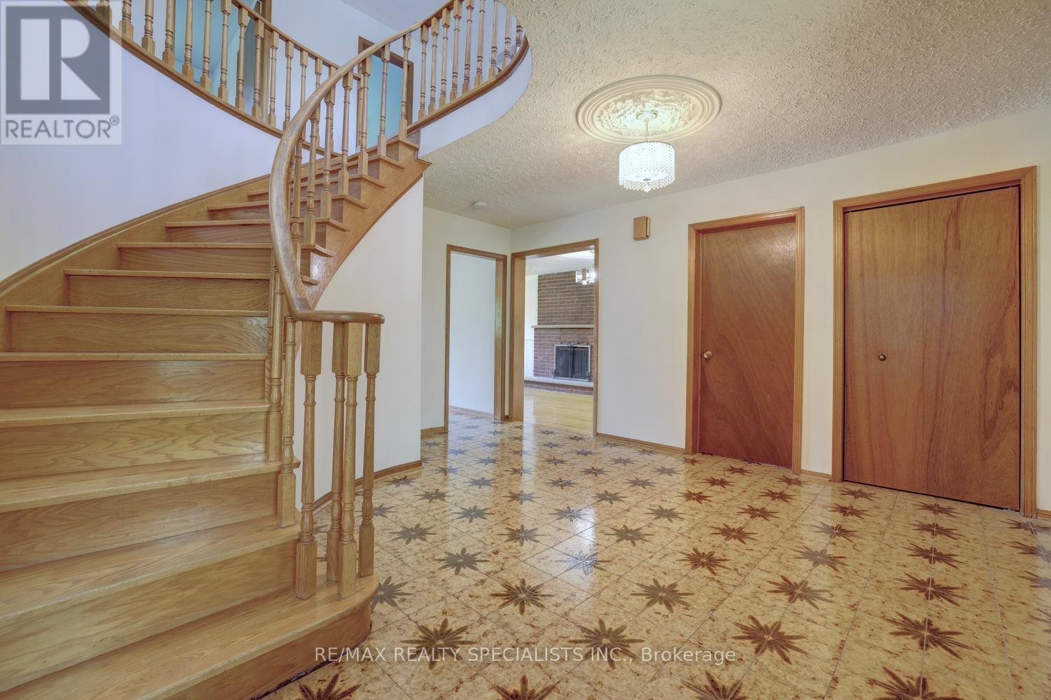 1626 Sherwood Forrest Circle, Mississauga, Ontario  L5K 2G7 - Photo 5 - W13560438