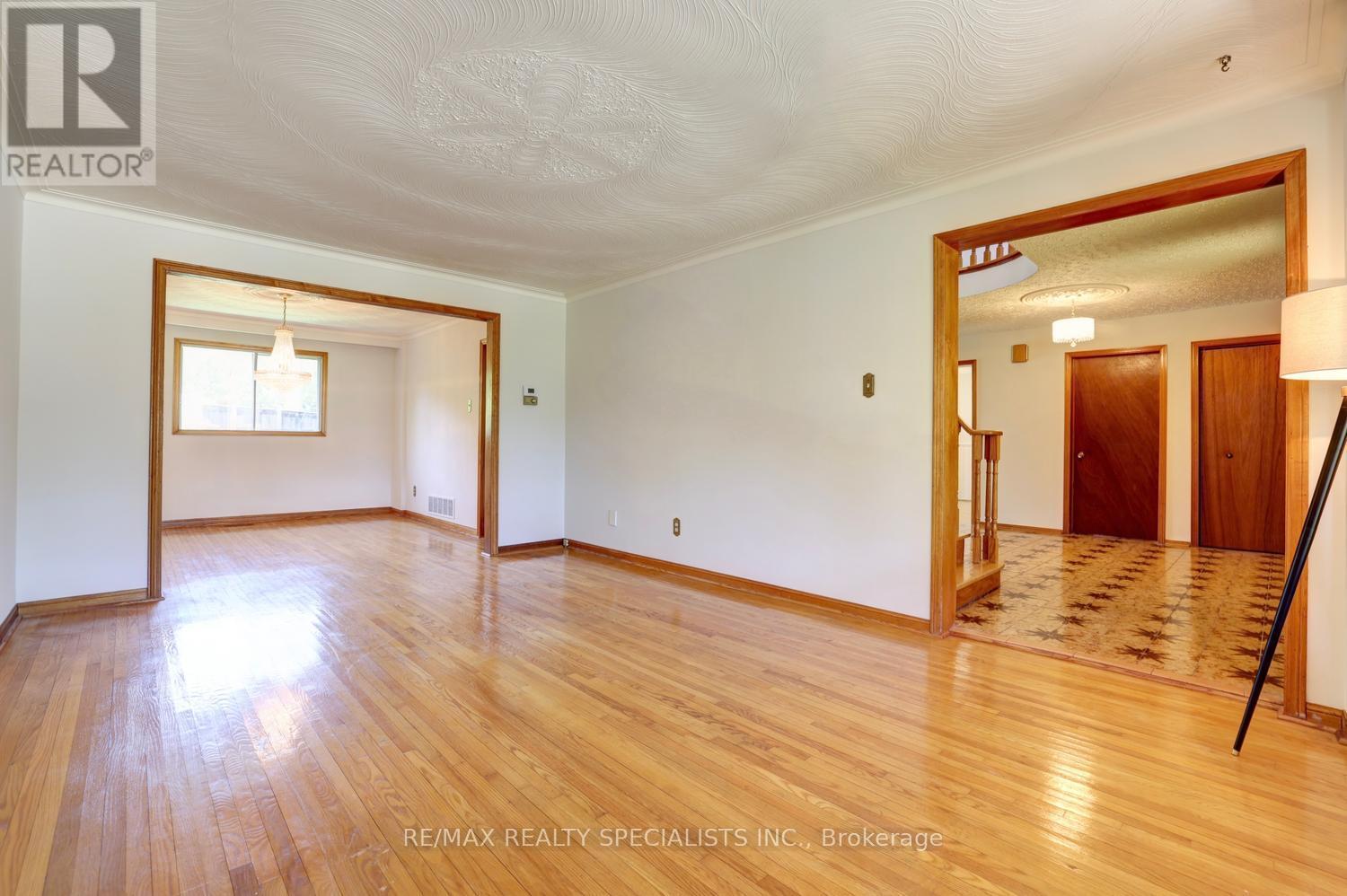 1626 Sherwood Forrest Circle, Mississauga, Ontario  L5K 2G7 - Photo 8 - W13560438