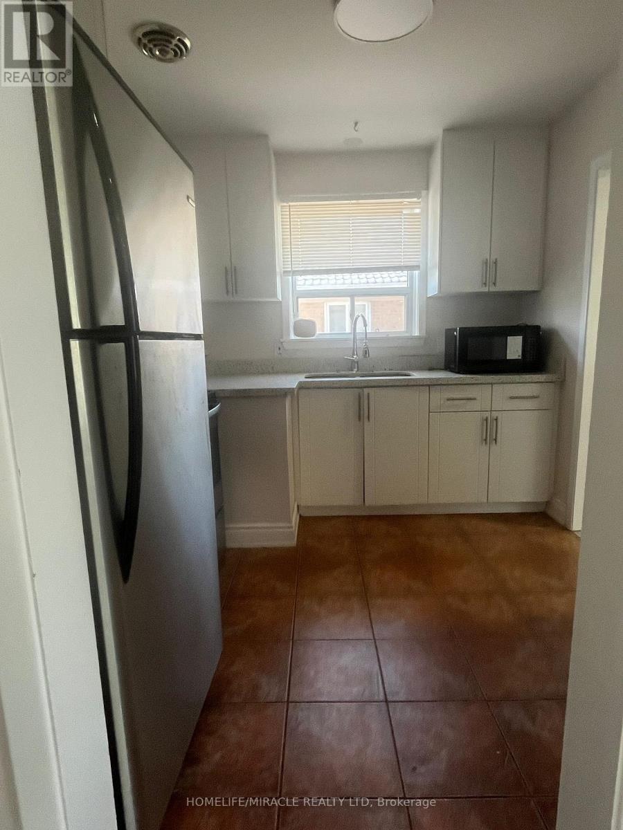 Upper - 75 Mcmurchy Avenue S, Brampton, Ontario  L6Y 1Y7 - Photo 4 - W13560506
