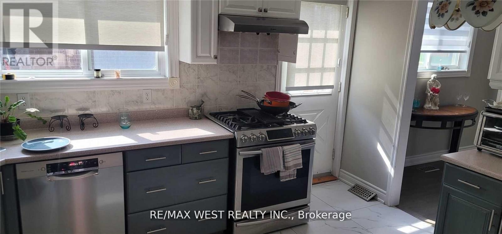Upper - 51 Monterrey Drive, Toronto, Ontario  M9V 1S9 - Photo 12 - W13560684