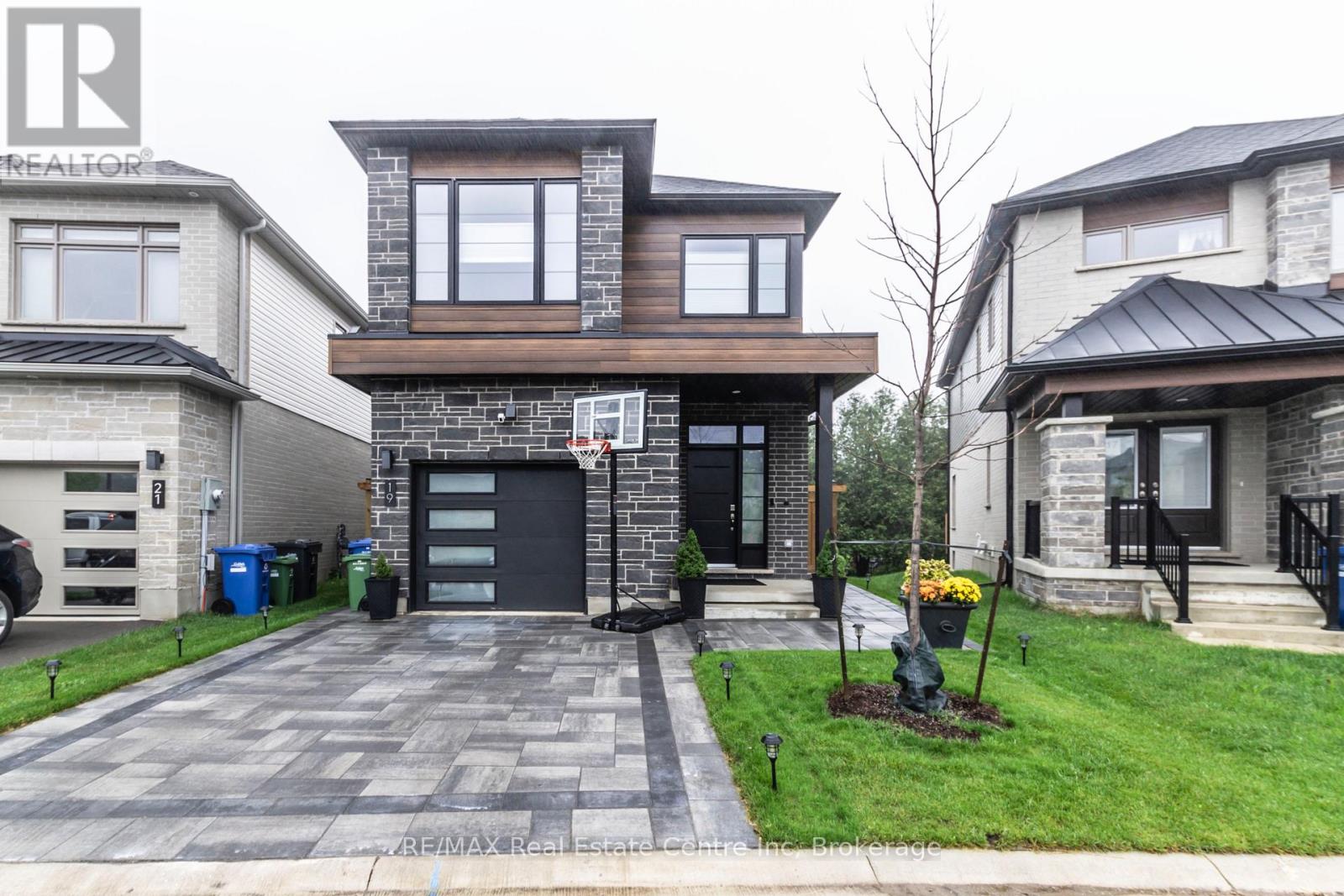 19 FERRIS CIRCLE LANE, Guelph (Clairfields/Hanlon Business Park)
