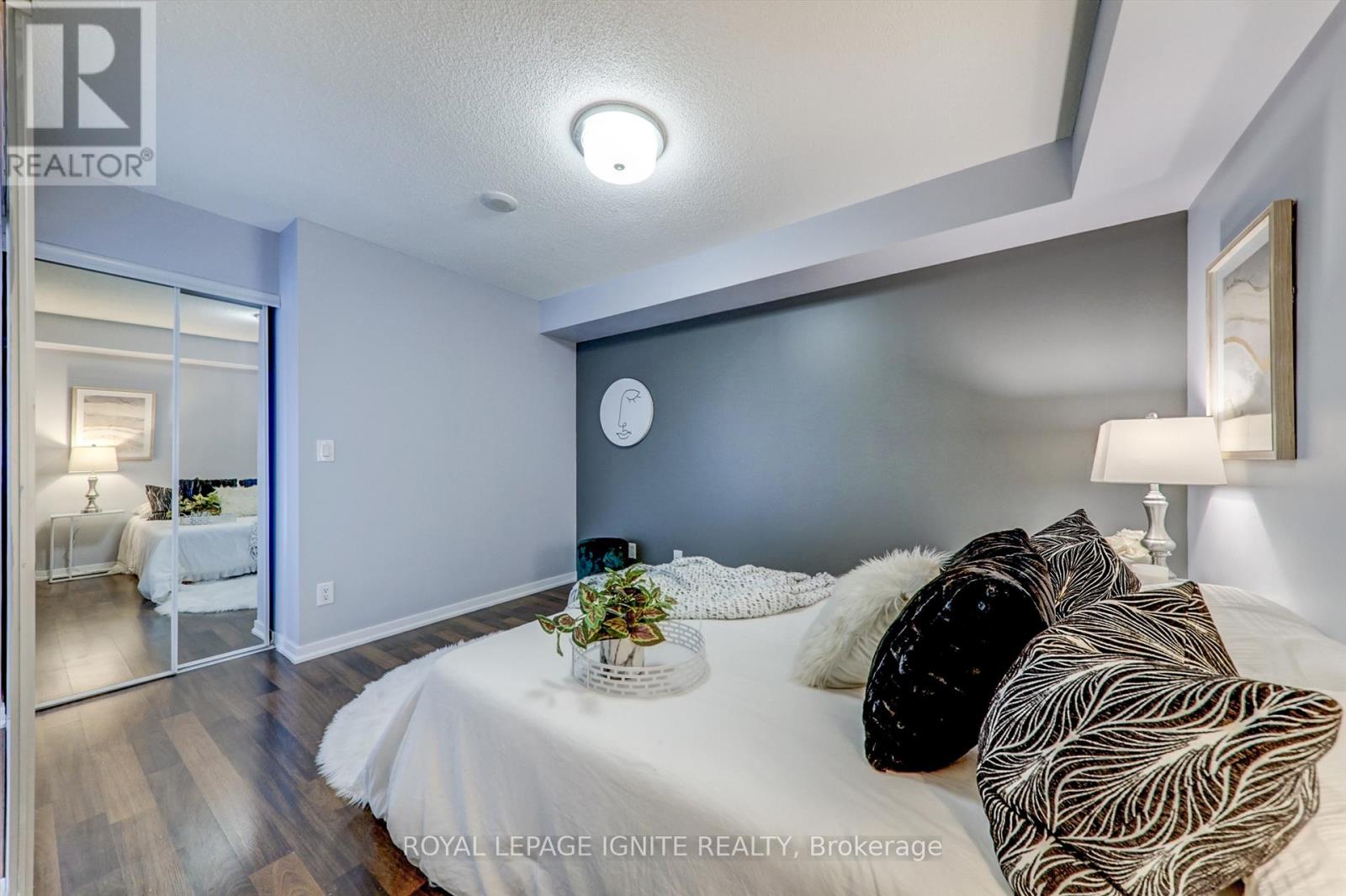 722 - 38 JOE SHUSTER WAY