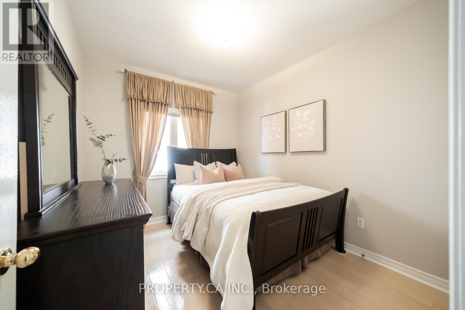 1143 Carding Mill Place, Mississauga, Ontario  L5W 1C4 - Photo 3 - W13561032