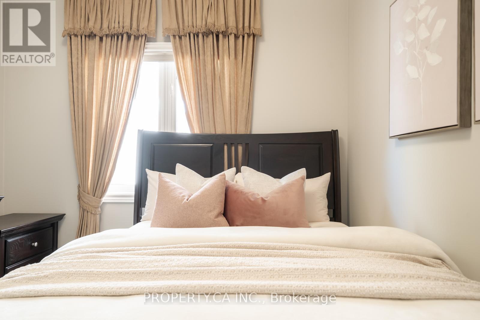 1143 Carding Mill Place, Mississauga, Ontario  L5W 1C4 - Photo 4 - W13561032