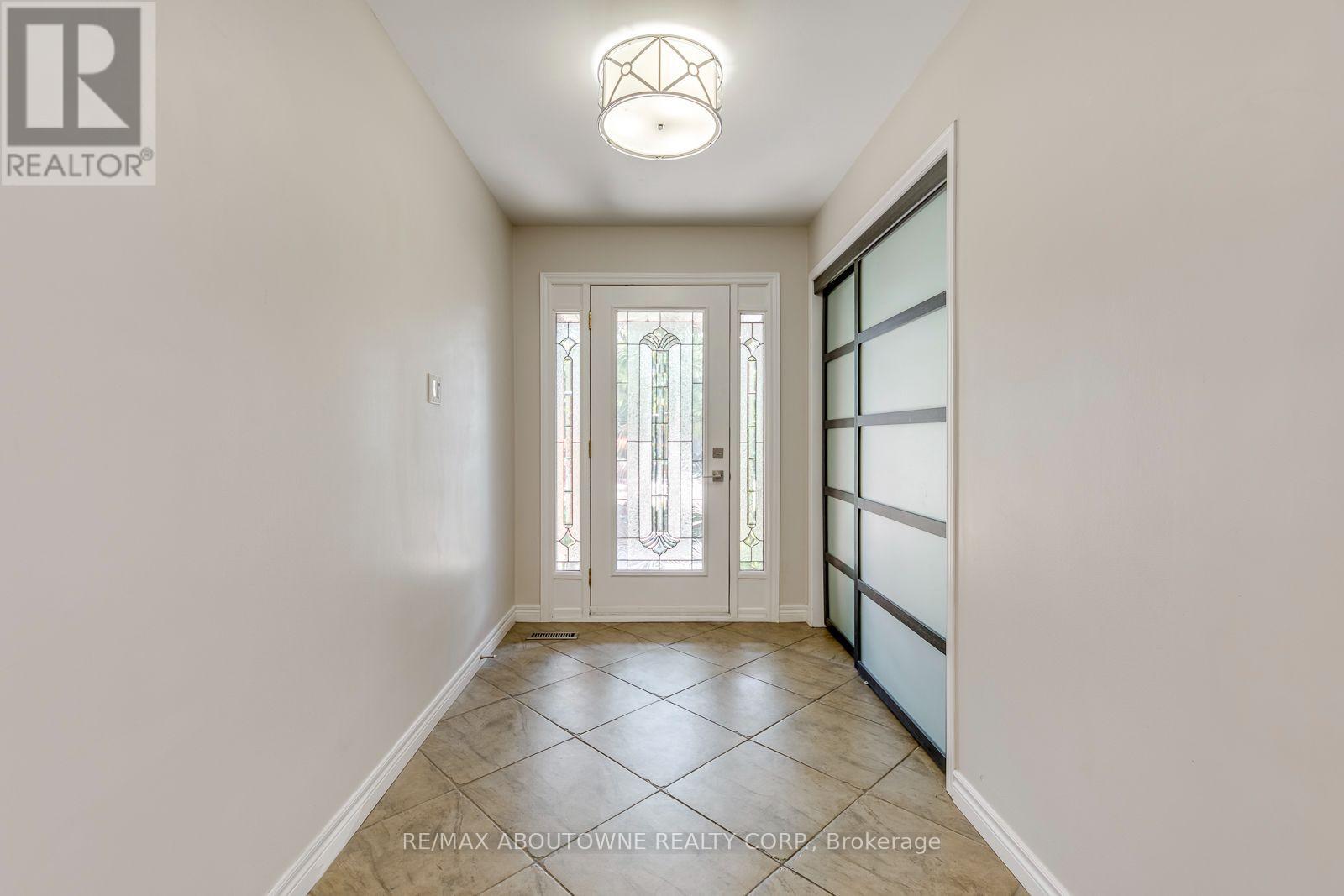 1124 Notley Crescent, Oakville, Ontario L6M 1H4 - Photo 4 - W13561188