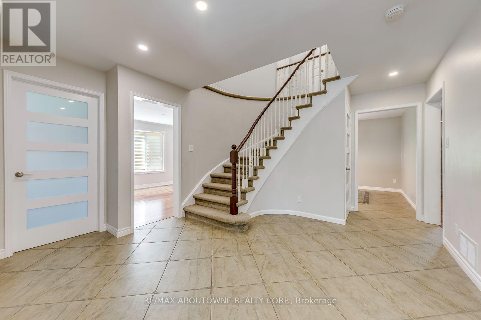 1124 Notley Crescent, Oakville, Ontario L6M 1H4 - Photo 5 - W13561188