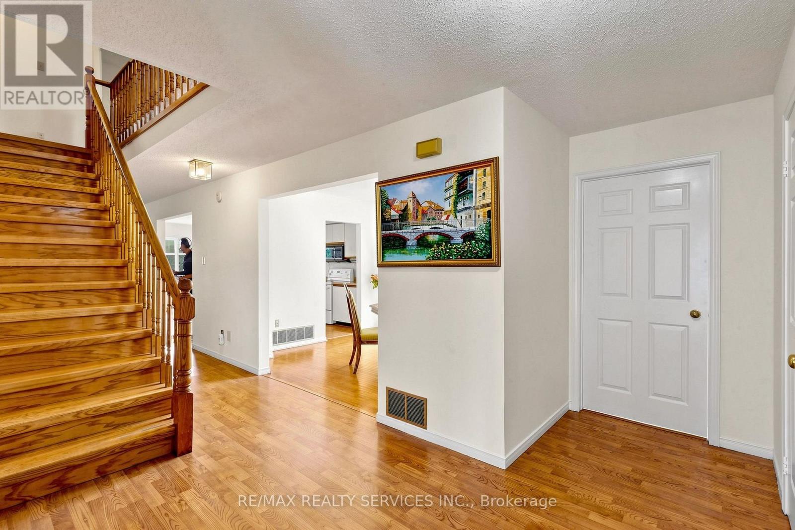 34 Granby Court, Brampton, Ontario  L6S 5K1 - Photo 8 - W13561190