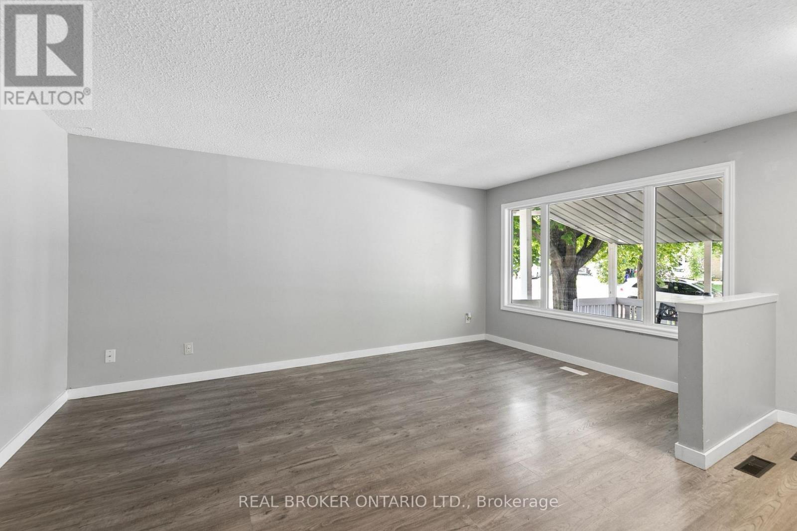 74 Helene Crescent, Waterloo, Ontario  N2L 5E5 - Photo 4 - X13561254