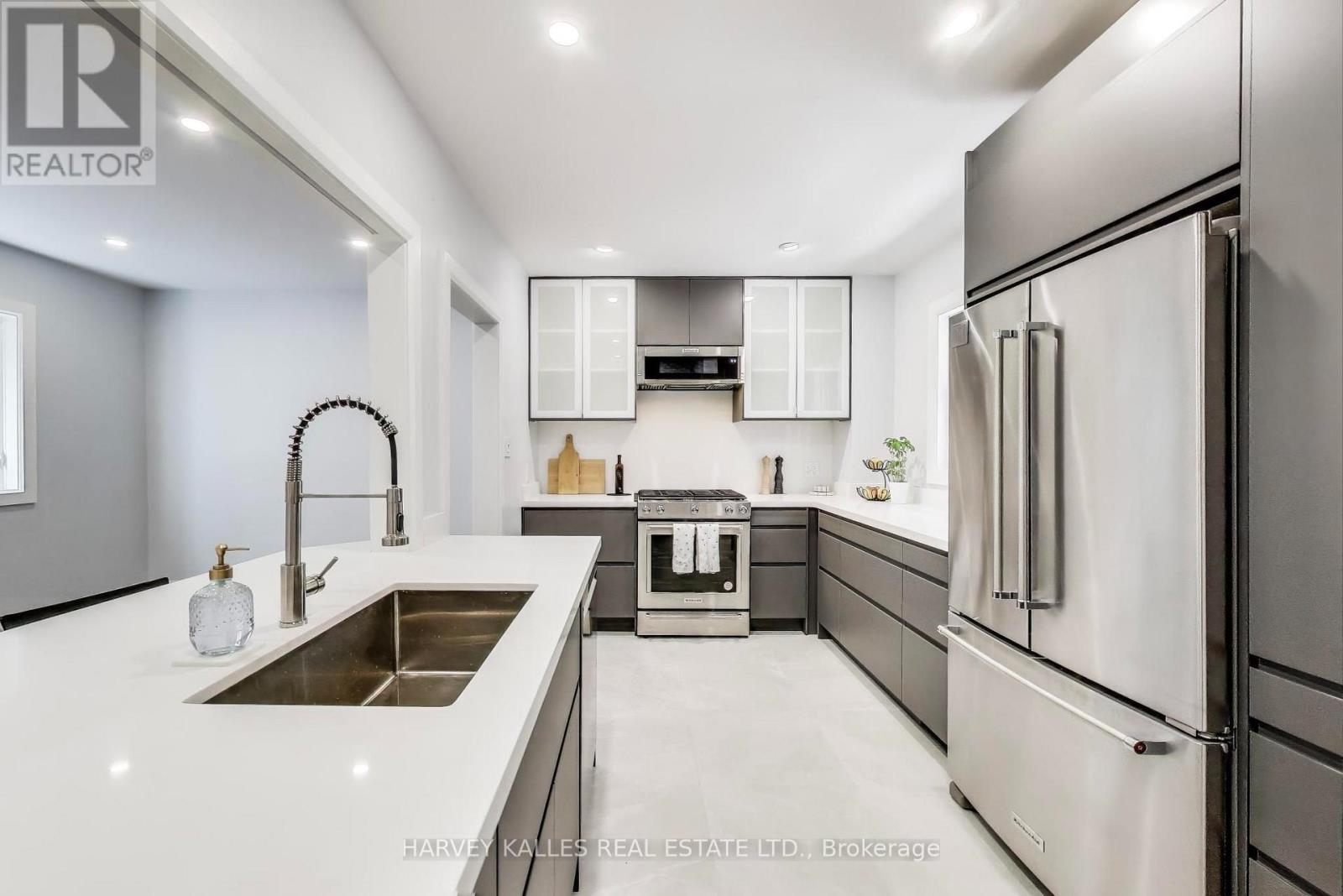 338 Markham Street, Toronto, Ontario  M6G 2K9 - Photo 11 - C13561398