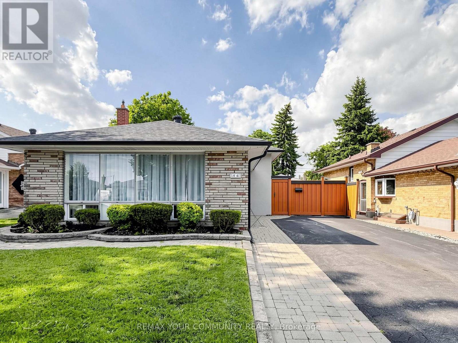 44 Lewiston Road, Toronto, Ontario  M1P 1X9 - Photo 2 - E13561304