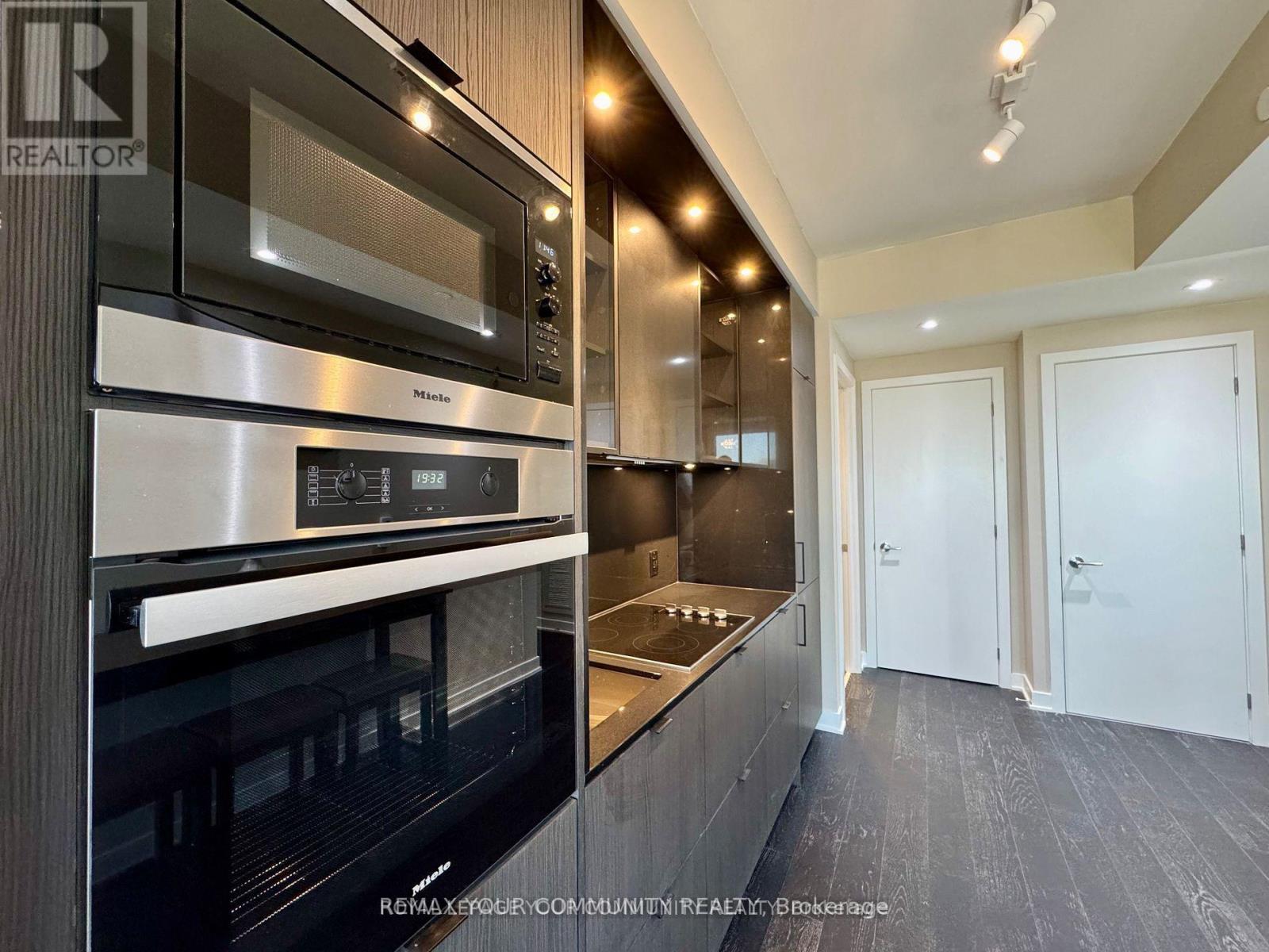 2114 - 11 Yorkville Avenue, Toronto, Ontario  M4W 0B7 - Photo 2 - C13531222