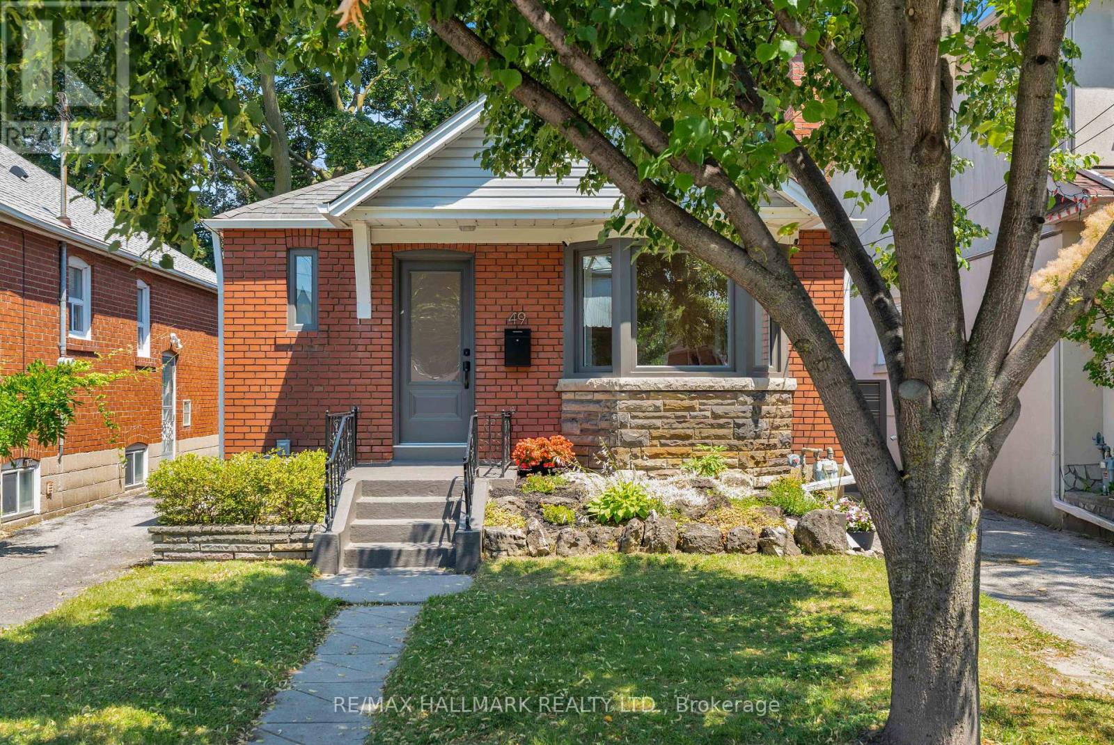 49 Binswood Avenue, Toronto, Ontario M4C 3N6 - Photo 1 - E13561512