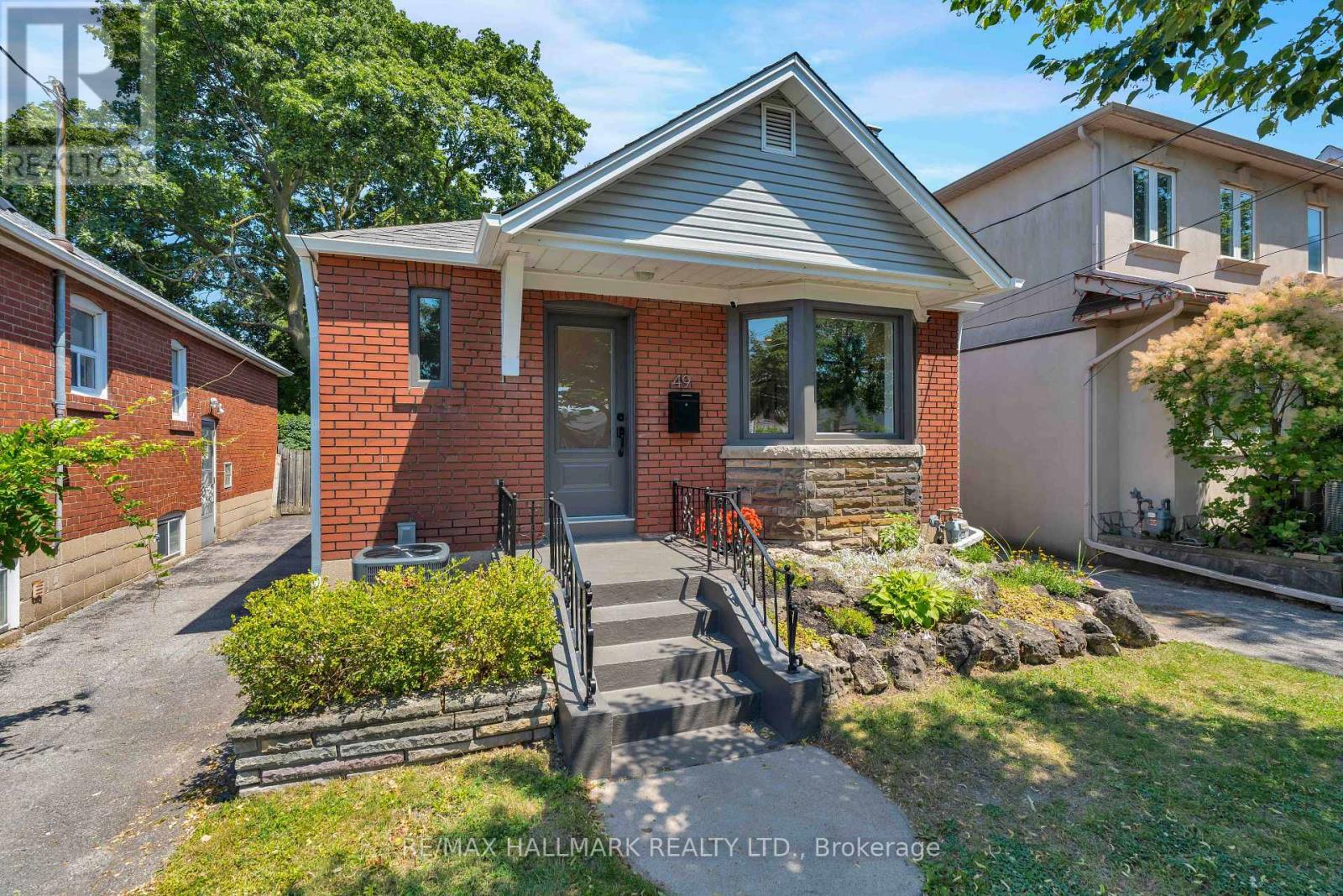 49 Binswood Avenue, Toronto, Ontario M4C 3N6 - Photo 2 - E13561512