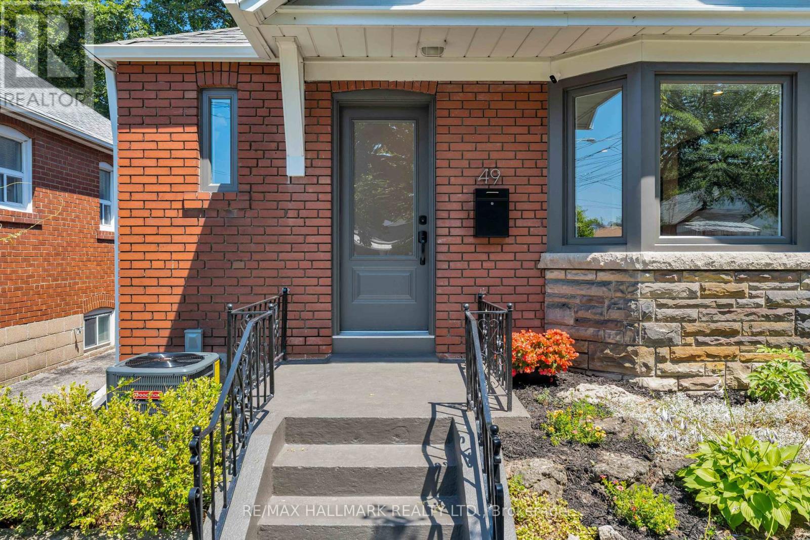 49 Binswood Avenue, Toronto, Ontario M4C 3N6 - Photo 3 - E13561512
