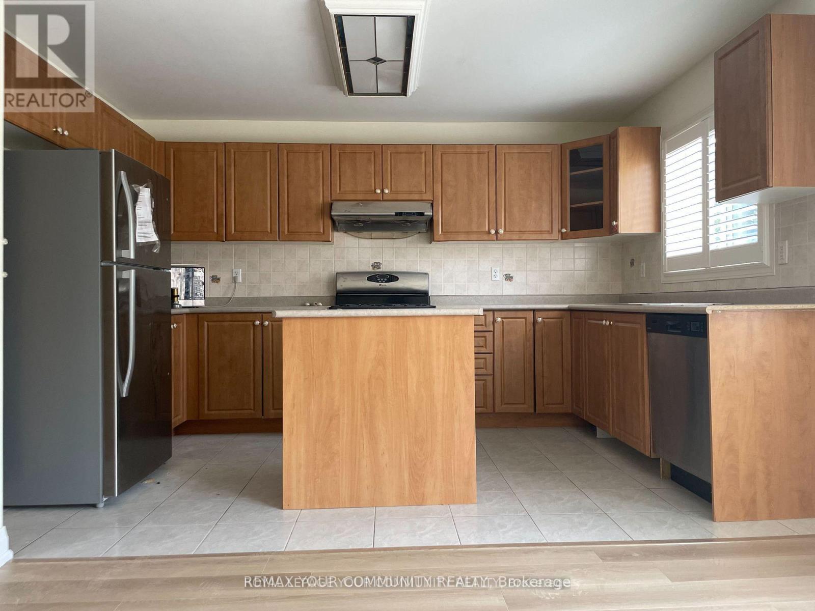 93 Starr Crescent, Aurora, Ontario  L4G 7X2 - Photo 3 - N13561562