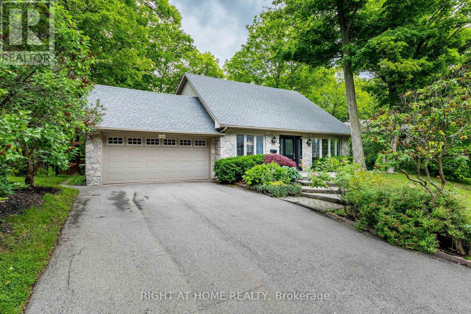 1941 Four Seasons Drive, Burlington, Ontario  L7P 2Y3 - Photo 2 - W13561484