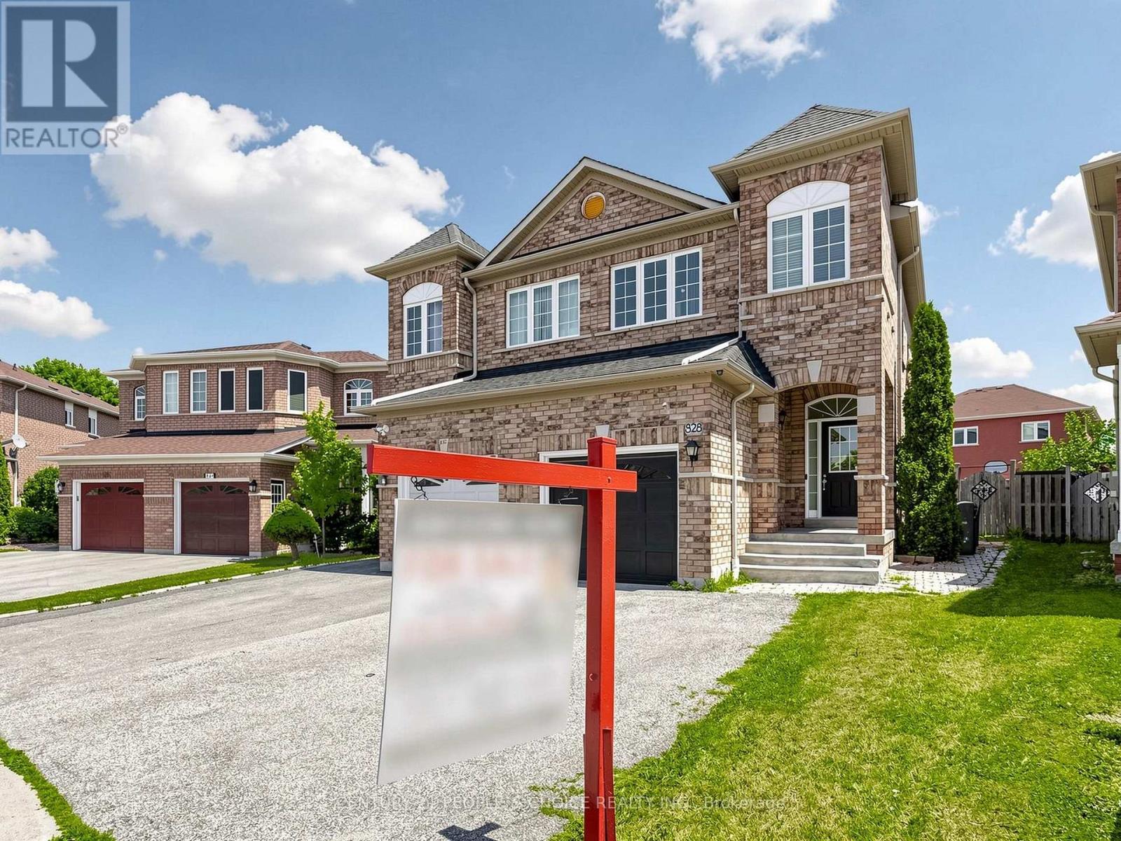 828 Khan Crescent, Mississauga, Ontario L5V 2R4 - Photo 3 - W13561596