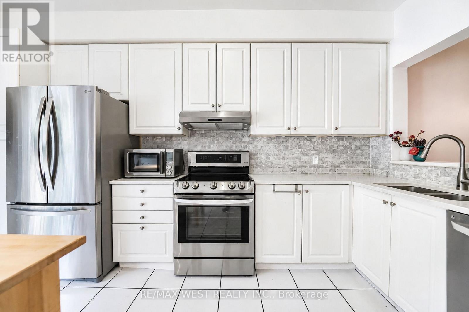 11 - 757 Sheppard Avenue W, Toronto, Ontario  M3H 2S9 - Photo 2 - C13561850