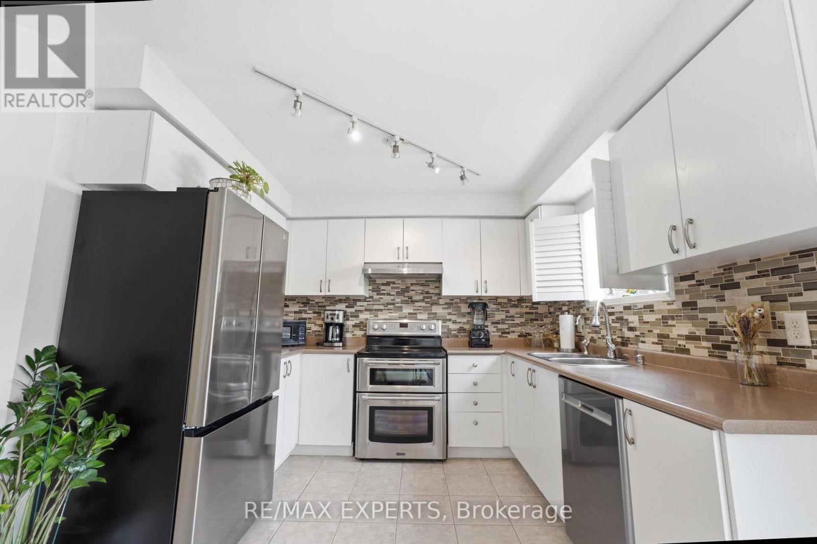 16 Piazza Crescent, Vaughan, Ontario  L4H 2C8 - Photo 11 - N13561854