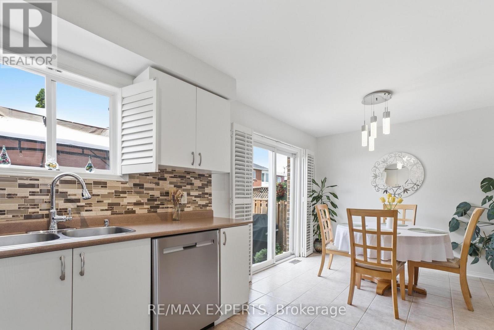 16 Piazza Crescent, Vaughan, Ontario  L4H 2C8 - Photo 13 - N13561854