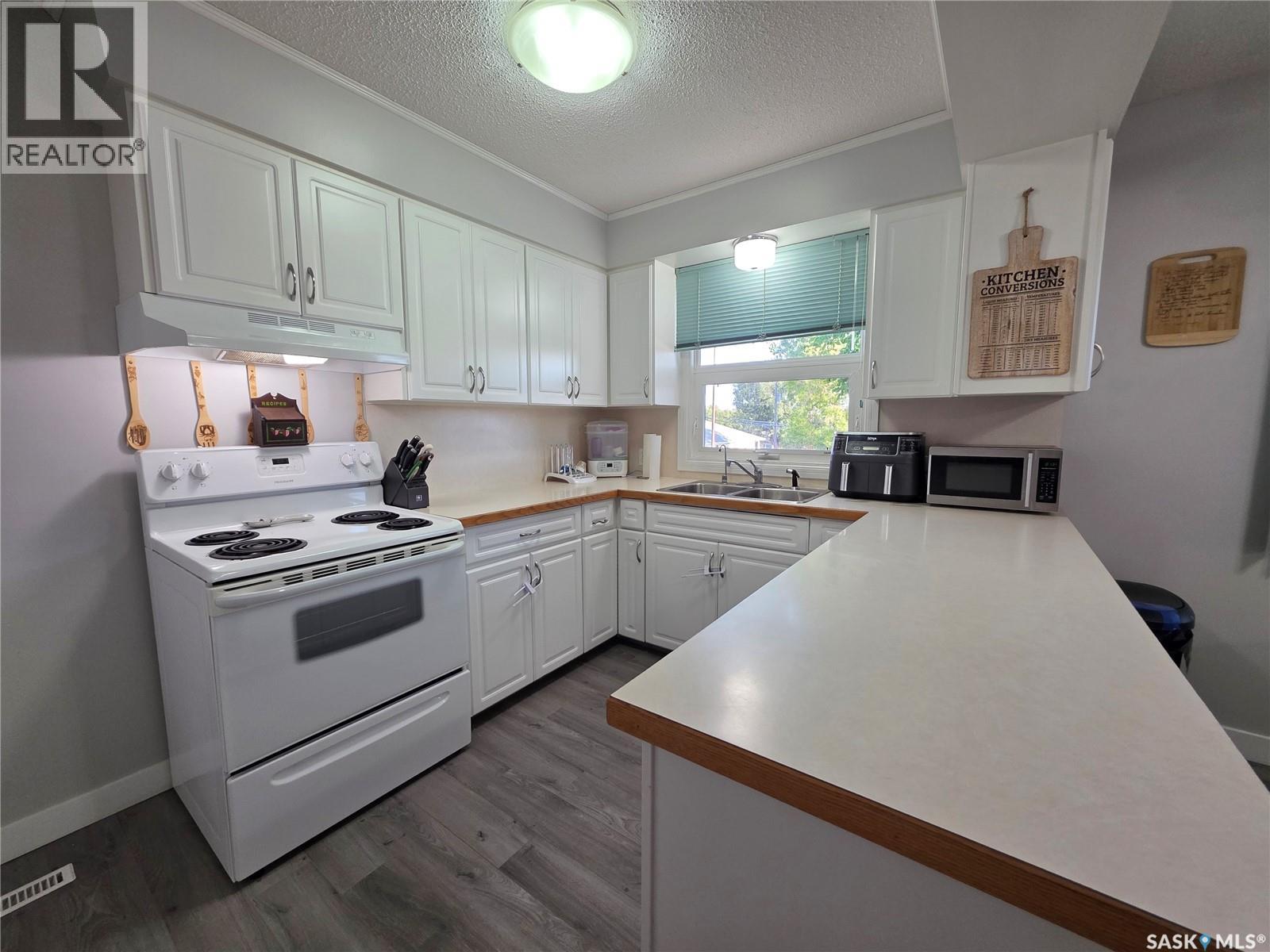 303 13th Avenue Ne, Swift Current, Saskatchewan  S9H 2V9 - Photo 2 - SK042486