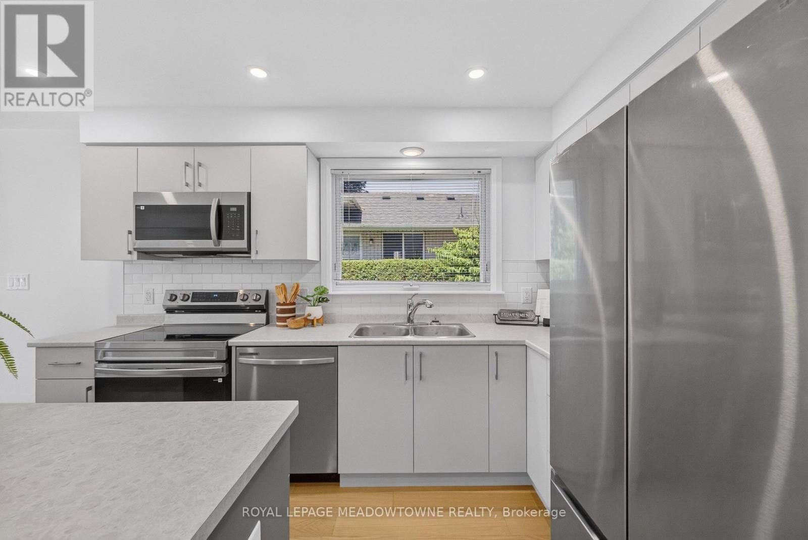 377 Delrex Boulevard, Halton Hills, Ontario  L7G 4H6 - Photo 11 - W13562020