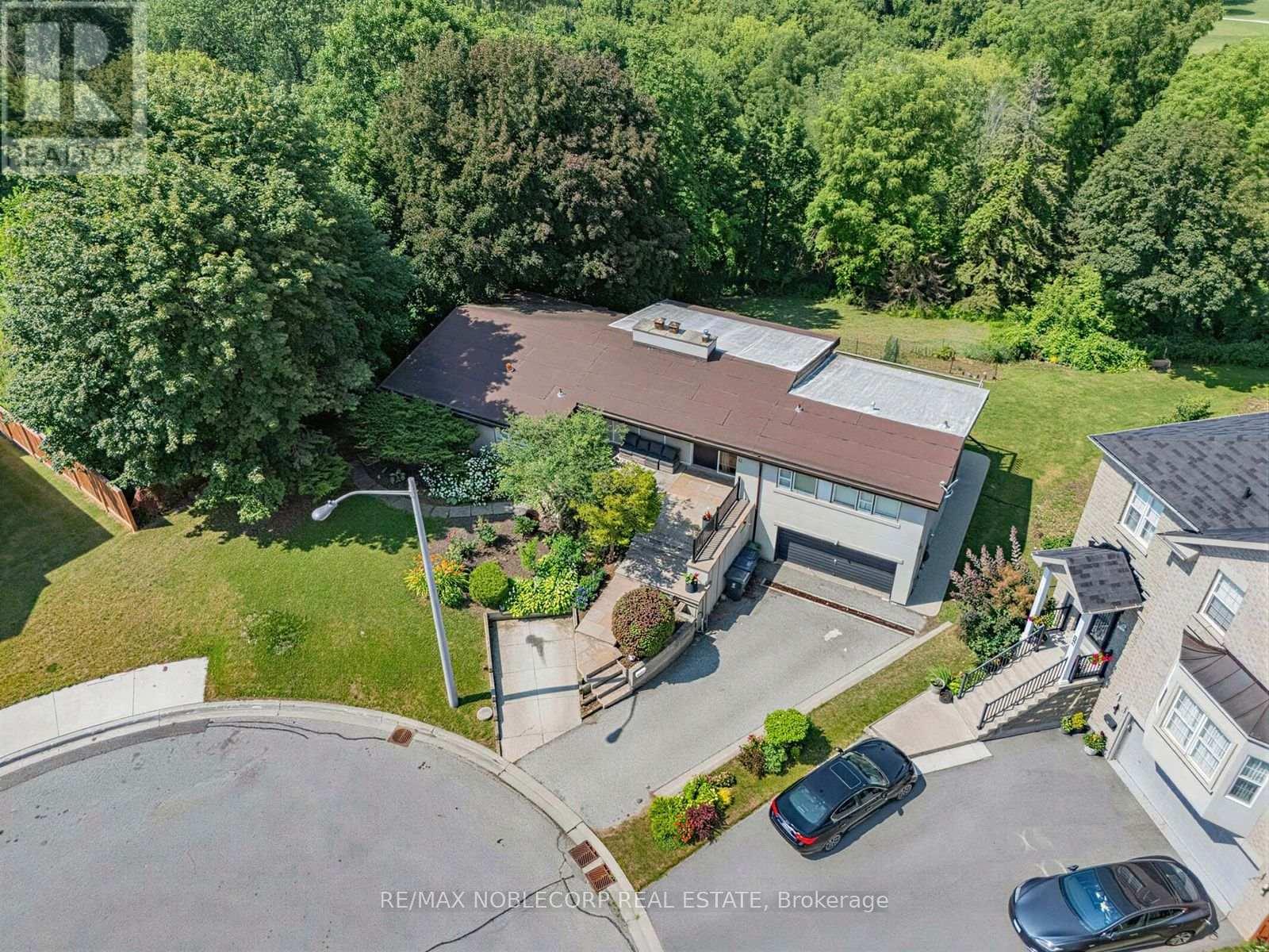 12 George Mckenzie Court, Toronto, Ontario  M9M 0E1 - Photo 4 - W13562062