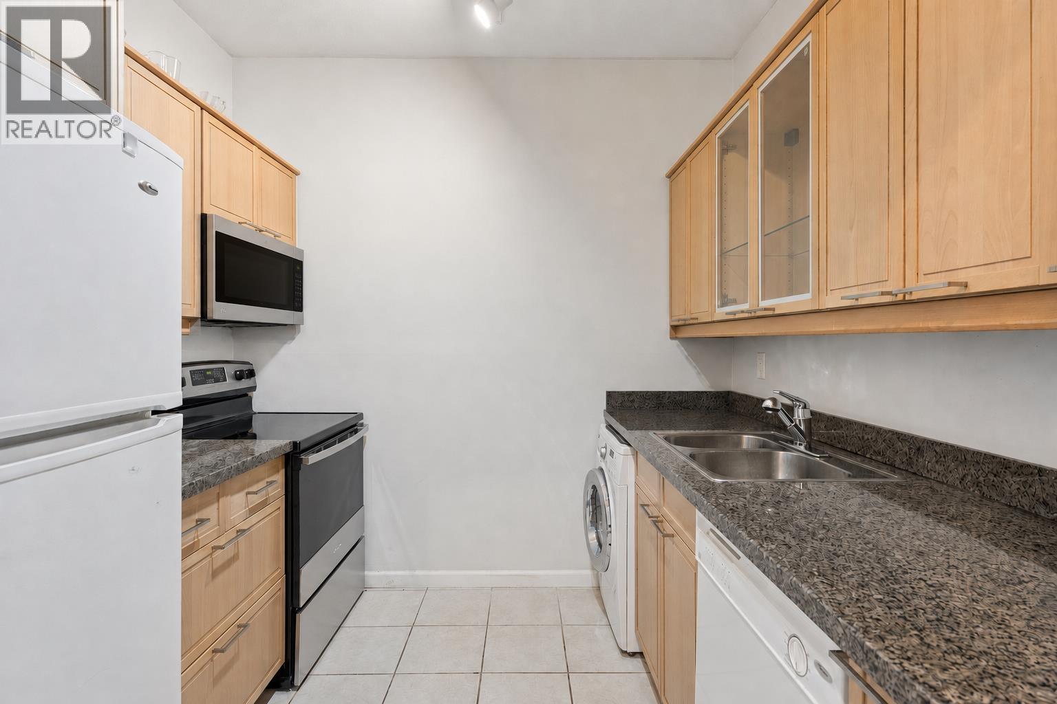 304 827 W 16th Street, North Vancouver, British Columbia  V7P 1R2 - Photo 5 - R3145542