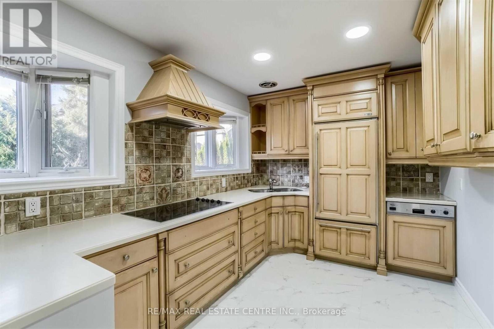 585 Indian Road N, Mississauga, Ontario  L5H 1R1 - Photo 4 - W13562344