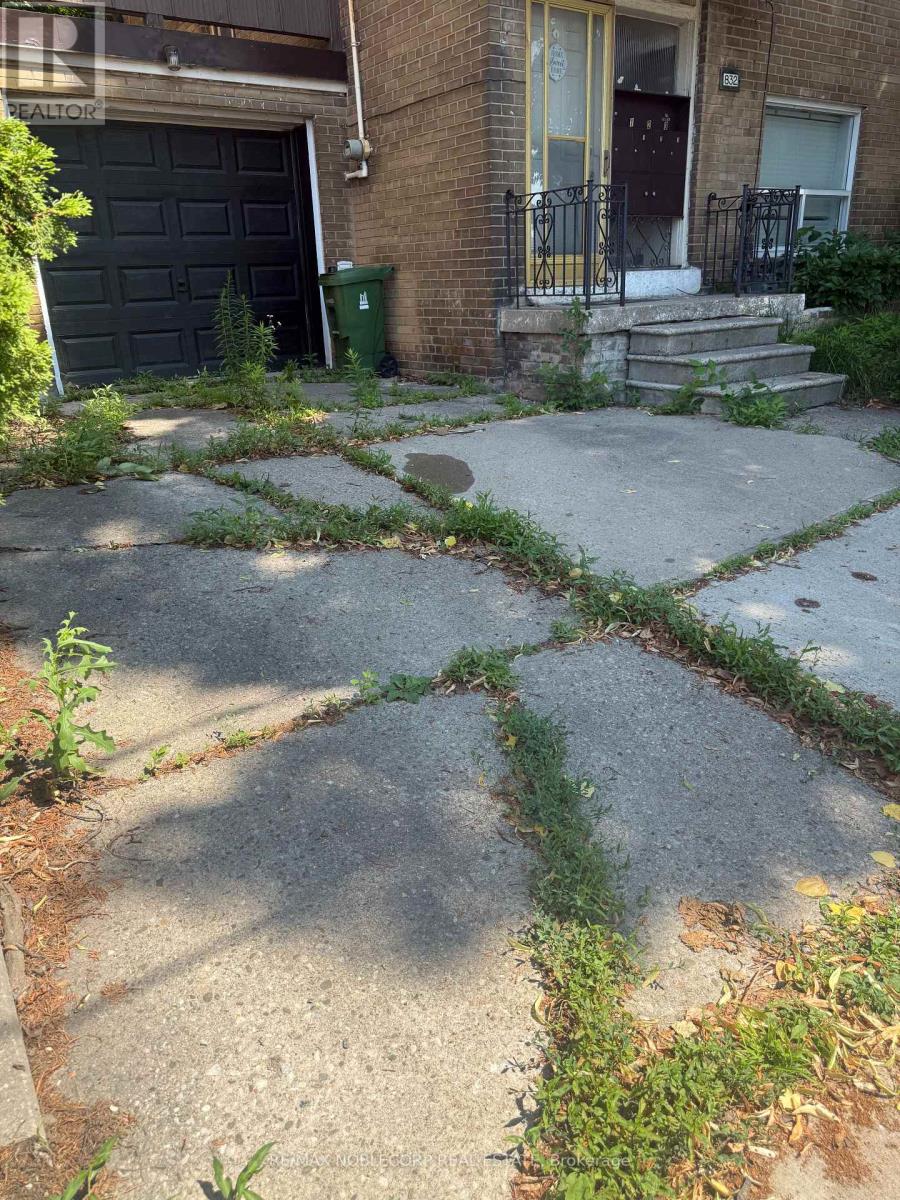 832 Davenport Road, Toronto, Ontario M6G 2B6 - Photo 2 - C13562374
