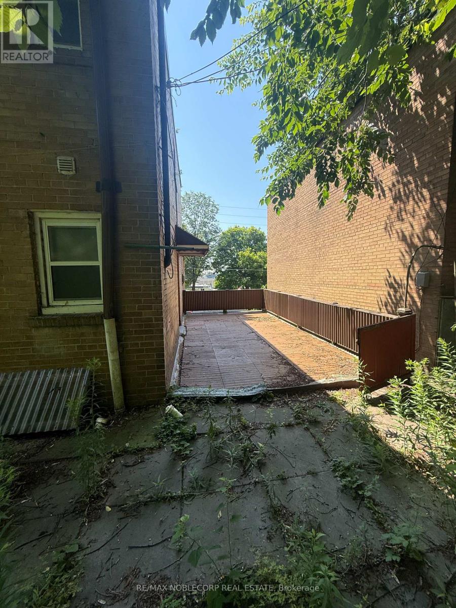 832 Davenport Road, Toronto, Ontario M6G 2B6 - Photo 3 - C13562374