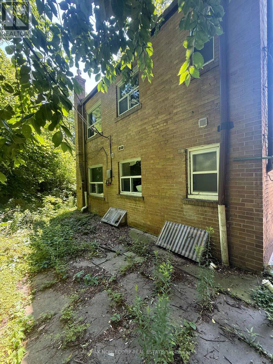 832 Davenport Road, Toronto, Ontario M6G 2B6 - Photo 4 - C13562374