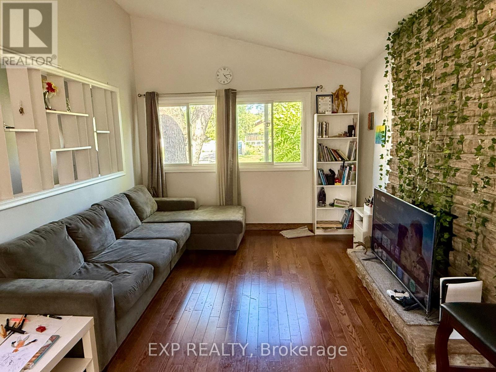 UPPER - 6 MID PINES ROAD, Toronto (Woburn)