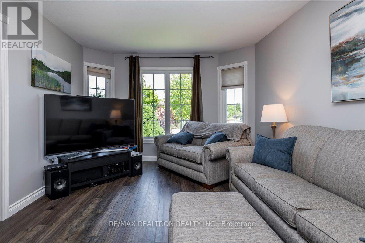 34 O'shaughnessy Crescent, Barrie, Ontario  L4N 7L8 - Photo 3 - S13562598