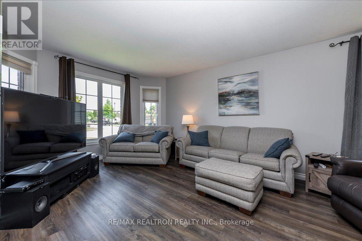 34 O'shaughnessy Crescent, Barrie, Ontario  L4N 7L8 - Photo 4 - S13562598
