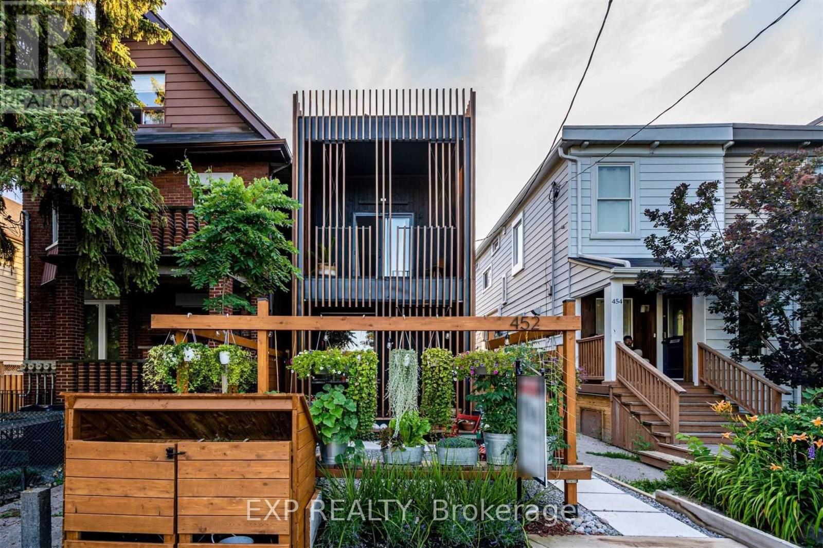 452 Montrose Avenue, Toronto, Ontario  M6G 3H1 - Photo 2 - C13562684