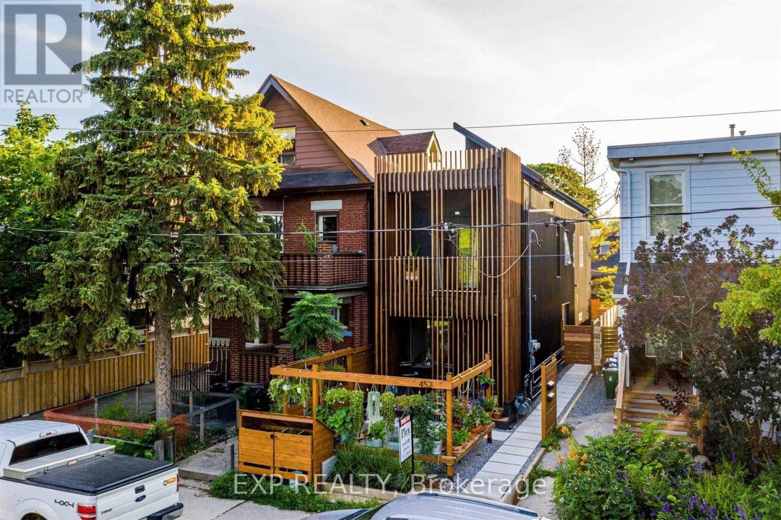 452 Montrose Avenue, Toronto, Ontario  M6G 3H1 - Photo 3 - C13562684