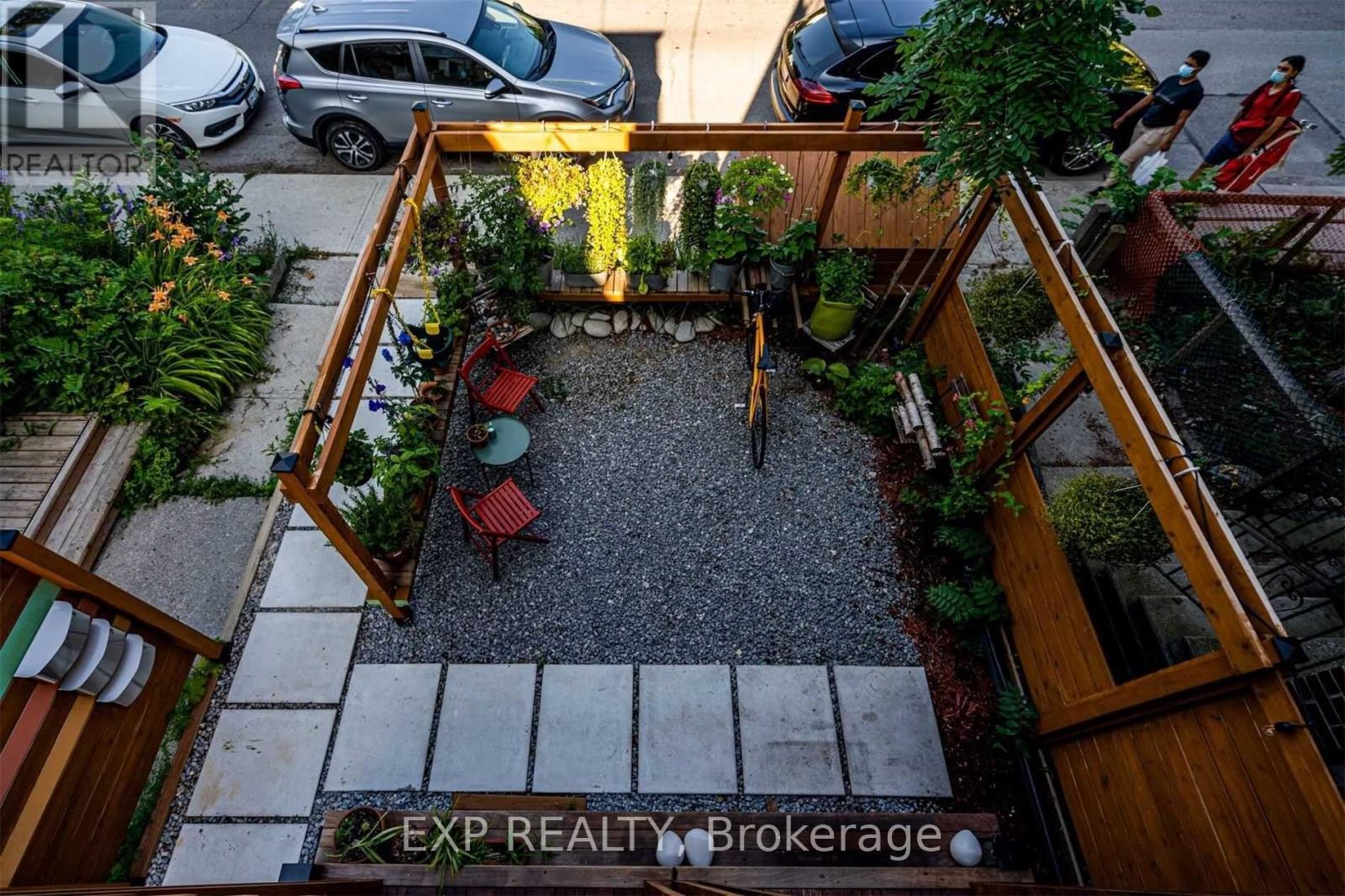 452 Montrose Avenue, Toronto, Ontario  M6G 3H1 - Photo 5 - C13562684