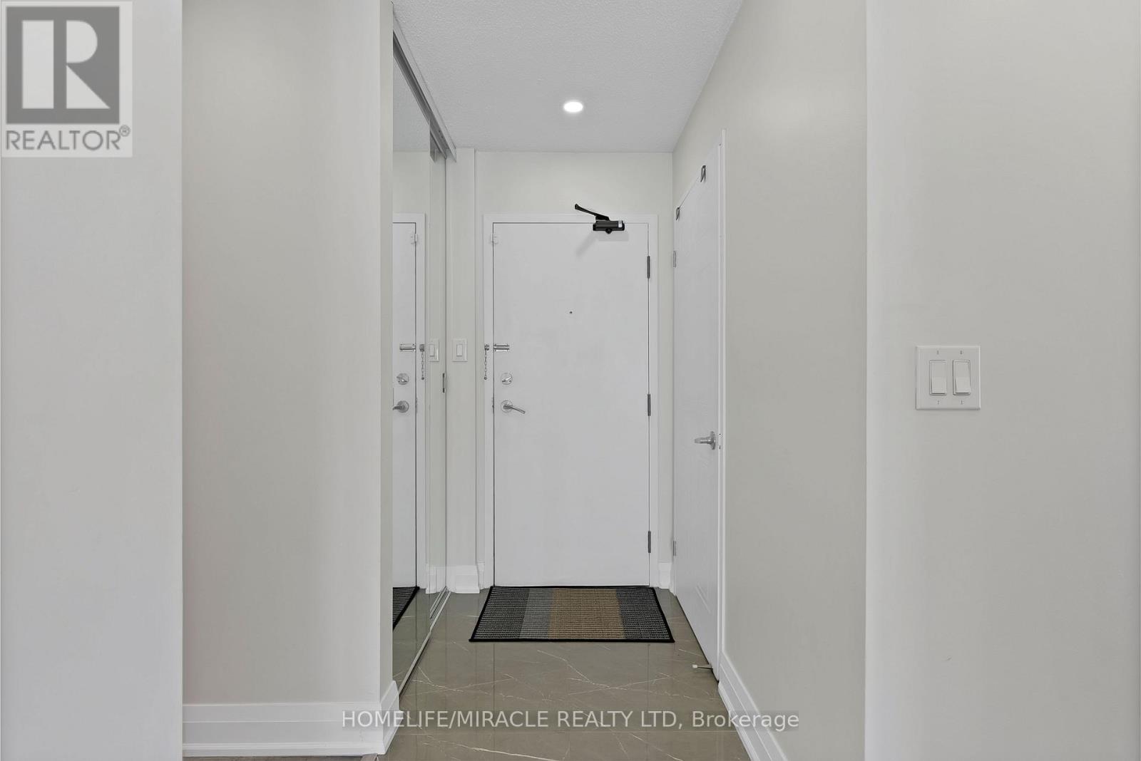 112 - 350 Webb Drive, Mississauga, Ontario  L5B 3W4 - Photo 2 - W13561454