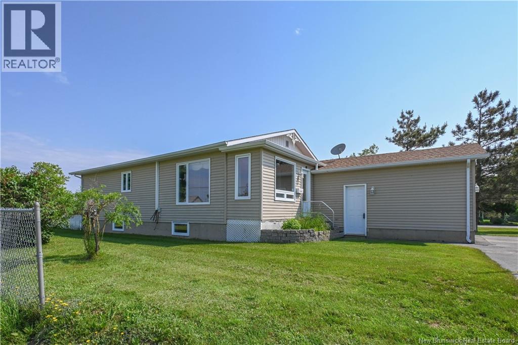 63 Parisé Street, Caraquet, New Brunswick  E1W 1B6 - Photo 5 - NB134399