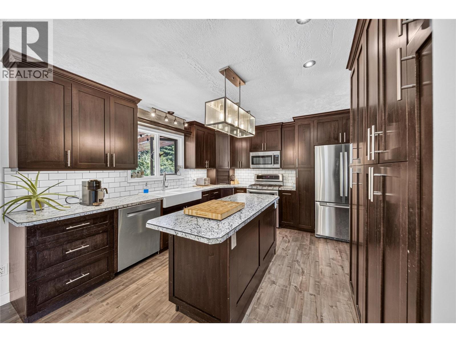 1386 Cypress Drive, Sparwood, British Columbia  V0B 2G2 - Photo 2 - 10394610