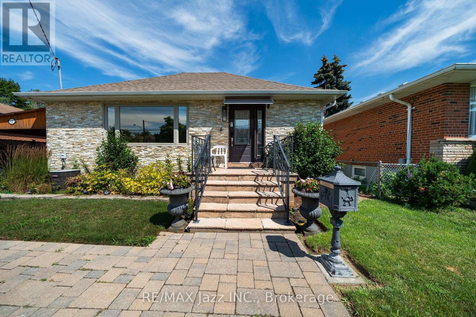 12 Warnsworth Street, Toronto, Ontario  M1E 2L9 - Photo 2 - E13563342