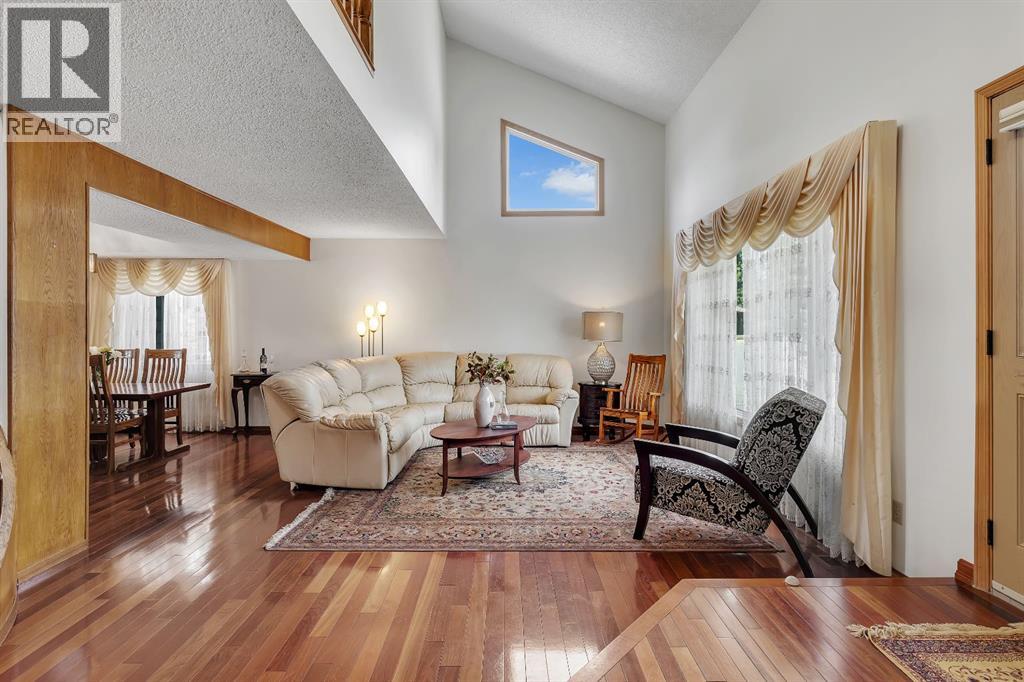 24 Woodgrove Crescent SW, Calgary, Alberta  T2W 3Z1 - Photo 5 - A2326744