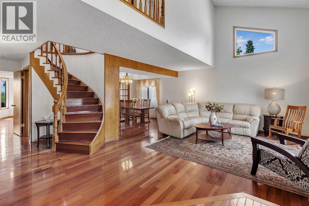 24 Woodgrove Crescent SW, Calgary, Alberta  T2W 3Z1 - Photo 4 - A2326744