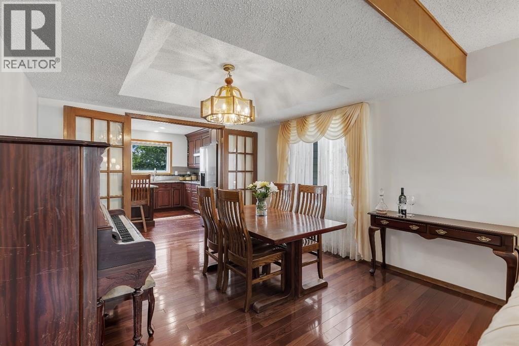 24 Woodgrove Crescent SW, Calgary, Alberta  T2W 3Z1 - Photo 6 - A2326744