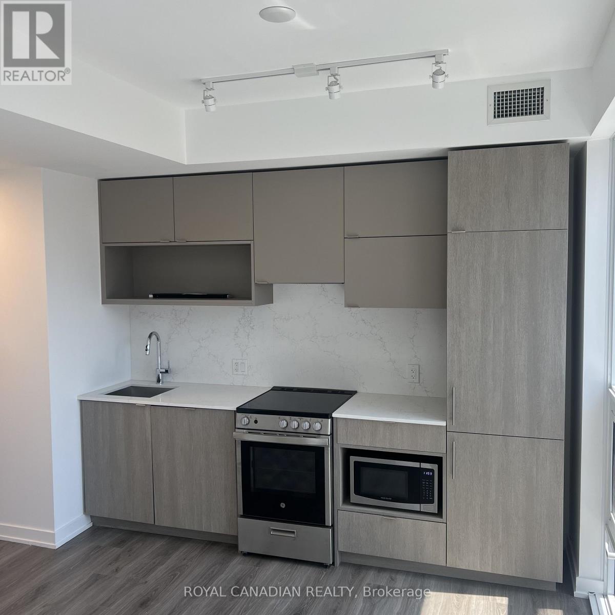 609 - 100 QUEEN STREET E