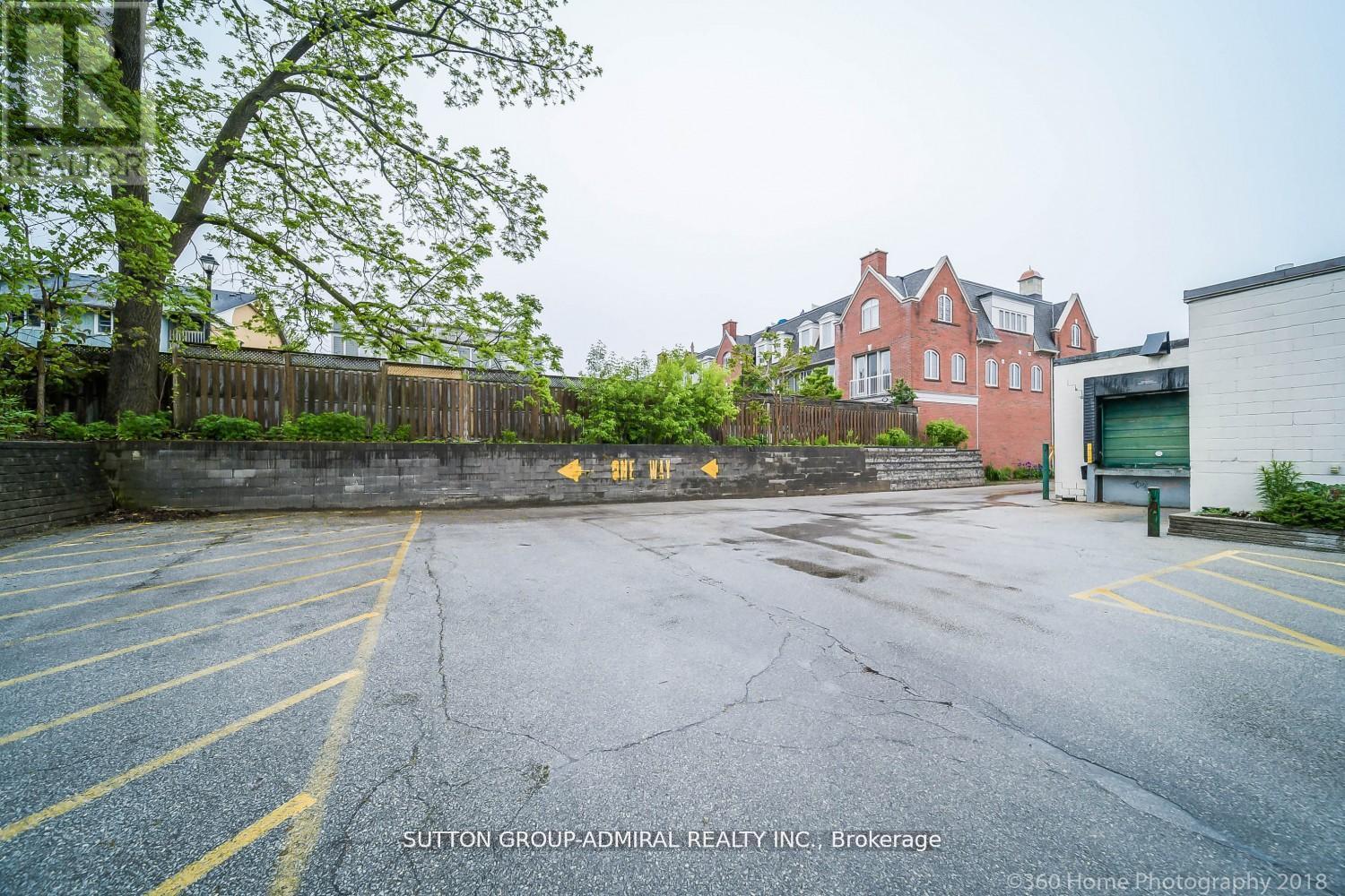 104 Lakeshore Road W, Oakville, Ontario L6K 1E3 - Photo 12 - W12978382